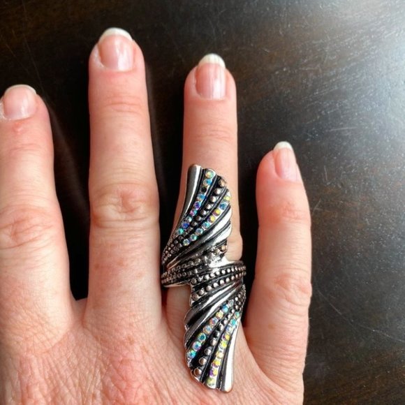 🟣 (2/$20) - Fun Fashion Ring with antiquing and iridescent stones - Size 8 - Picture 2 of 6